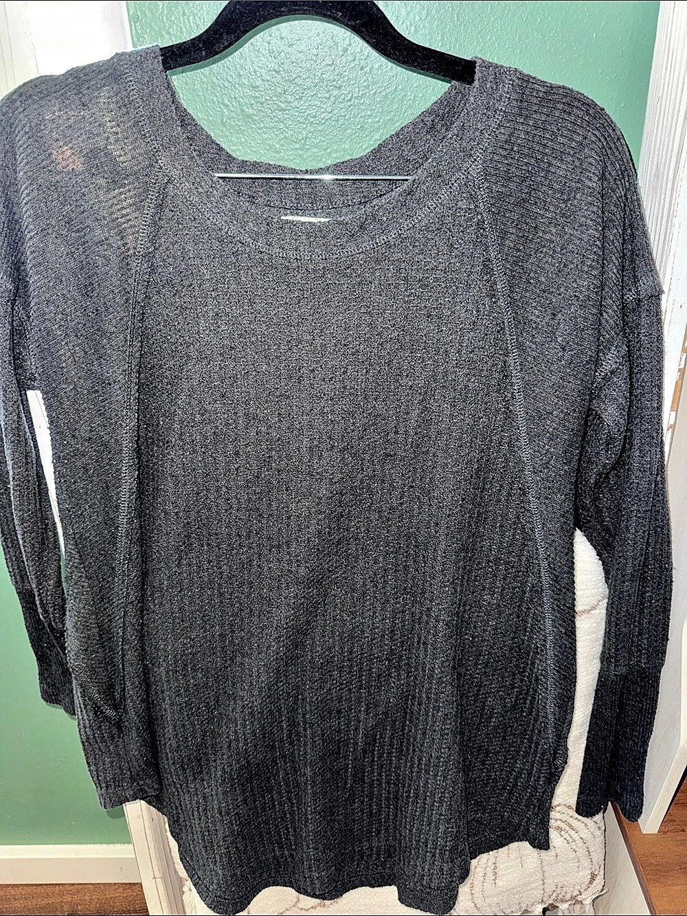 24/7 Maurices Crew Neck Sweater in Gray Size Small Like New